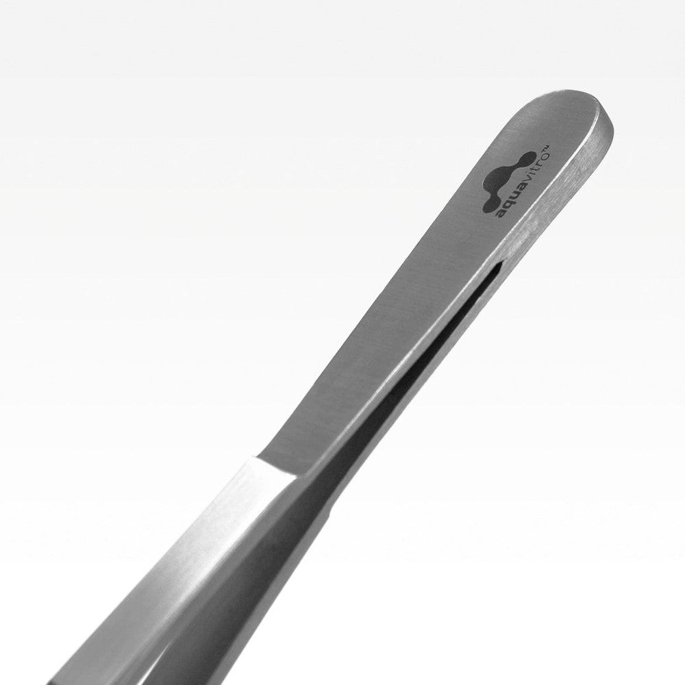 Close-up of fine tip on Aquavitro Double Curved Forceps